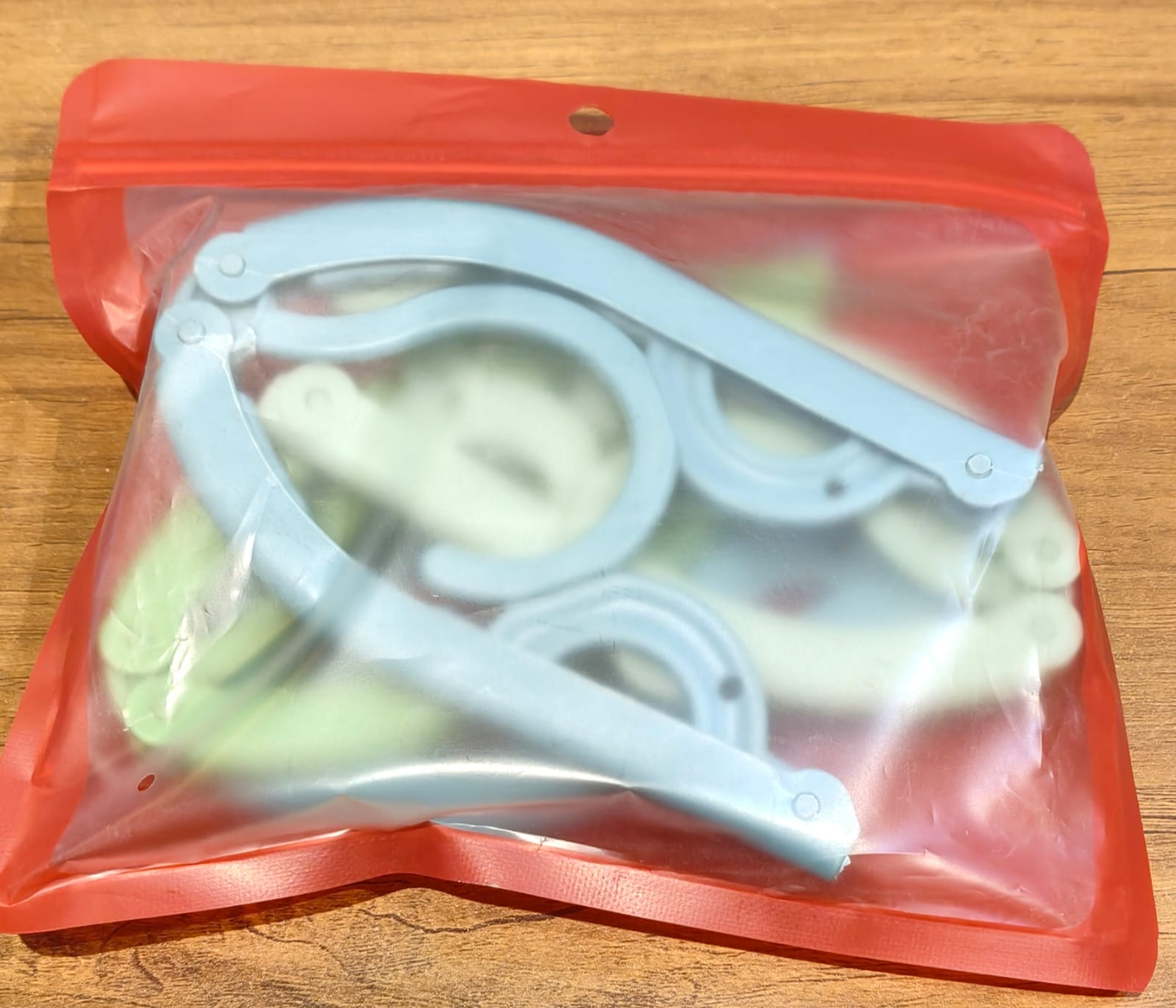 Travel Hangers, Portable Folding Clothes Hangers (4 Pc / Big) Travel Hangers, Portable Folding Clothes Hangers (4 Pc / Big)